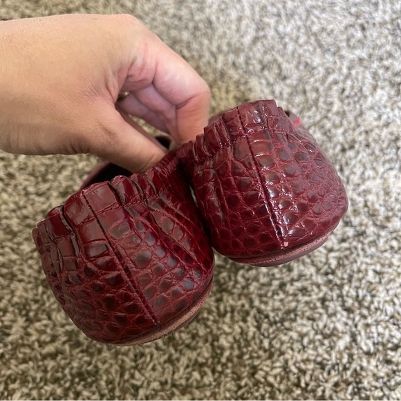 Size 8 Burgundy Snakeskin Tory Burch Flats - Picture 10 of 11